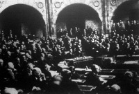A képviselőház ülése. Az első sorban a kormány tagjai láthatók.