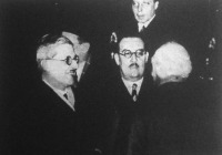 Schuschnig az év elején Londonban tárgyalt, a pályaudvaron John Simon angol külügyminiszter (háttal álló alak) fogadta.