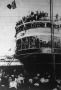 Indul a hajó Abesszínia felé. A Gange olasz csapatszállító hajó katonáit búcsúztatják civil lakosok a nápolyi kikötőben.