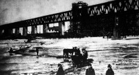 A Szungcsian-Ho folyó felett építették a japánok ezt a hidat Mandzsuriában, hogy a vasútat akadálytalanul vezethessék Charbin felé.
