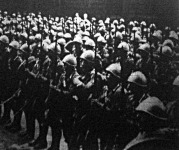 Acélsisakos olasz katonák Saarbrücken főterén