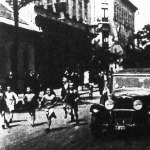Romanelli látogatást tett a budapesti Romanelli-utcában: a környék gyerekei kísérik a Romanelli-utcában az ezredes gépkocsiját.