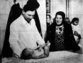 Vajdovich Árpád zöldkeresztes orvos csecsemőt vizsgál a szegvári Egészség Házában.