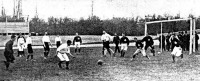 A képen békés küzdelem folyik a Parc des Princes pályáján