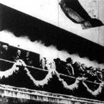 Hitler kancellár (x) a díszpáholyban nézi a megnyitó ünnepséget