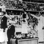 Elek Ilona a dobogó tetején, mögötte a német Helen Mayer (második), előtte az osztrák Ellen Preiss (harmadik)