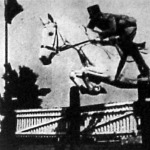 Plathy József százados Gömbös Gyula lován, a Sellőn a nehéz vadászugratás harmadik helyét szerezte meg