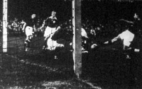 A magyar csapat első gólja. Sas (1) középre adott labdáját a vetődő Harrington (2) ír kapus mellett Sárosi (3) belövi