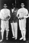 A magyar kardbajnokságot Gerevich nyerte (jobb oldalon), Rajcsányi lett a második (balra), közöttük Jeney István áll
