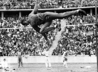 A magasugrás olimpiai  bajnoka Cornelius Johnson a 190 cm-t melegítőruhában ugorja át