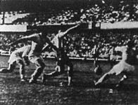Tátrai (1) lövését a Phöbus kapusa Csikós (2) elfogja, de kiejti a labdát, ebből szerzi a Ferencváros az első gólt