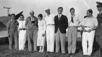 A képen látható balról jobbra:  Mihm, Harth, Wolf Hirth, Hanna Reitsch, Dr. Walter Georgii, Peter Rieder, Heini Dittmar és két ismeretlen dél - amerikai repülős