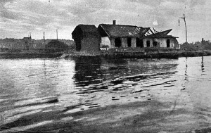 Szétlőtt ház a Duna partján