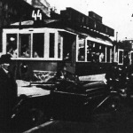 A 44-es villamos és egy autó karambolja a Baross-téren