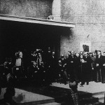 Khuen-Héderváry gróf, Magyarország párizsi követe mikrofónba mondott beszéddel megnyitja a magyar pavillont a megjelent francia és magyar előkelőségek előtt.