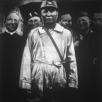 Mussolini mint kénbányász. A szicíliai hadgyakorlat után felülvizsgálta a grottocaldai kénbánya üzemének minden részét.