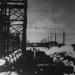 A Horthy Miklós-hid építéséből: teherpróbát tartottak, szénnel megrakott vasuti szerelvények és a főváros locsolóautói vízzel telten mentek át a hídon először.