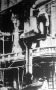 Nanking a japán bombatámadás után: a forgalmat a toronyból irányító rendőr holtan bukott előre.