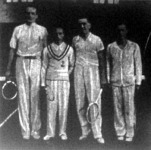 Az UTE nemzetközi fedettpálya-teniszversenyének résztvevői. Metaxa, Palmieri, Szigeti és Hecht