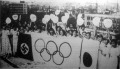 Japán fiatalok zászlókkal ünneplik egy toronyház tetején, hogy Tokiónak ítélték az 1940-es olimpiát