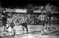 Székely (jobbra) fejeséből születik a Ferencváros első gólja. A képen balról Angyal, Kiss, Balogh és Sárosi látható