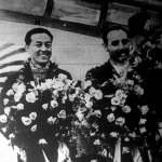 A távrepülés két hőse: Masaki Jinuma, az Isteni Szél repülőgépének merész pilótája (baloldalon) és kísérője, Heuji Csukagoshi rádiós tiszt