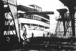 Kétszázezer köbméter hélium érkezett fémpalackokban Amerikából Brémába az új német Zeppelin, az I.Z. 130 megtöltésére.