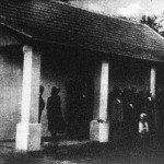 Vitéz Imrédy Béláné, a miniszterelnök felesége adta át a szolnokmegyei Vezseny községben két sokgyermekes családnak az ingyenházakat.