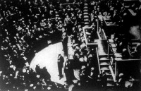 Chautemps francia miniszterelnök a kormányválság utáni első kamarai ülésen felolvassa a kormánynyilatkozatot.