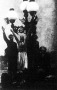 Az Anschluss ünneplése Salzburgban: a lelkesen tüntető lakosok még az uccai lámpák talapzatát is elfoglalták és úgy várták Hitler érkezését.