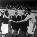 A mérkőzés előtt a két kapitány (jobbra Sárosi)