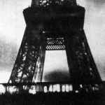 A francia állami sorsjáték huzásának eredményeit az Eiffel-toronyról hirdették ki a város nagyrészéből látható villany-számtáblán