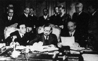 A francia-román kereskedelmi szerződés aláírása a párisi külügyminisztériumban. Jobbról balra: Bonnet külügyminiszter, Gentin kereskedelmi miniszter, Tatarescu román követ.