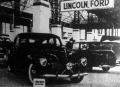 A Lincoln-Zephyr bemutatása az autókiállításon - nagy feltűnést keltettek a Ford és a MÁVAG-FORD-kocsik.