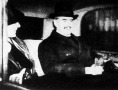 Chamberlain angol miniszterelnököt felesége kíséri a parlamenti ülésre