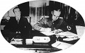 Ribbentrop német külügyminiszter aláírja a Memelvidék átvételi szerződését. Mellette Urbys litván külügyminiszter ül