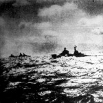 Vígan szelik az olasz hadihajók a napsütötte Földközi tenger hullámait
