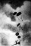Az új légigyalogság, az ejtőernyősök ezres tömegekben hullanak le az égből