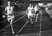 Az 5000 m-es verseny finise. Szabó Miklós (balra) nyert Kelen és Csaplár előtt.