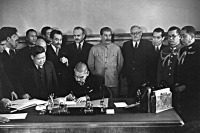 Matsuoka aláírja a japán-szovjet semlegességi szerződést a háttérben egymás mellett balról Molotov, jobbról Sztalin
