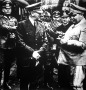 Hitlerrel szemben Göring áll, mögöttük balról jobbra Keitel, von Brauchitsch, dr. Dietrich sajtófőnök és Raeder nagyadmirális. A képaláírás szerint ők a német sors irányítói