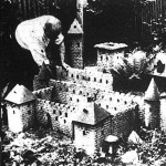 A nagypapa szorgalmasan dolgozik a liliputi váron, a karlsieini vár a cseh-protektorátus egyik történelmi emléke