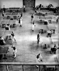 12 asztalon egyszerre folyik a nagy ping-pong verseny