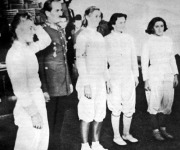 A magyar hölgyek a kapitányukkal - Gündisch Ingeborg, Jekelfalussy György vívókapitány, G. Bogáthy Erna, T. Rigó Magda és Sigmund Emmi