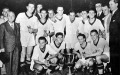 A Ferencváros a Kupa körül - Tóth István sportigazgató, Sárosi III., Füstös, Tátrai, Lázár, Nagy II., Lukács, Csikós, vitéz Kemenesy főtitkár, Sárosi dr., Gyetvai, Kiss, Polgár A Ferencváros a Kupa körül - Tóth István sportigazgató, Sárosi III., Füstös, Tátrai, Lázár, Nagy II., Lukács, Csikós, vitéz Kemenesy főtitkár, Sárosi dr., Gyetvai, Kiss, Polgár