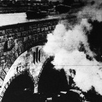 A hajó úszik a hídon és a híd alatt szalad a vonat - éppen fordítva, mint ahogy mi megszoktuk. A németek ilyen eredeti módon küzdik le a Mittelland-csatorna útvonalába tornyosuló terepnehézségeket.