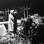 Az angol király és királyné a Buckinghami palota bombázása után kijött a palota alatt épített igen erős fedezékből és megszemlélte, hogy a német bombák minő károkat okoztak