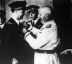 Mussolini olasz miniszterelnök saját kezével tűzte fel az érdemérmet a római-tókiói repülőbravúr hősének mellére.