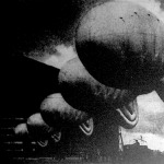 Sorakozó! A Londoni védő léggömbgátak ballonjait sokezer méternyi acélsodrony-pányvákon viszik ki a hangárból.