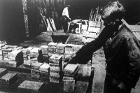 Milliónyi márványcsempe készül Runkel-vára aljában a nassaui márványbányákban: fürdőszobafalak és konyhapadozatok borítására.